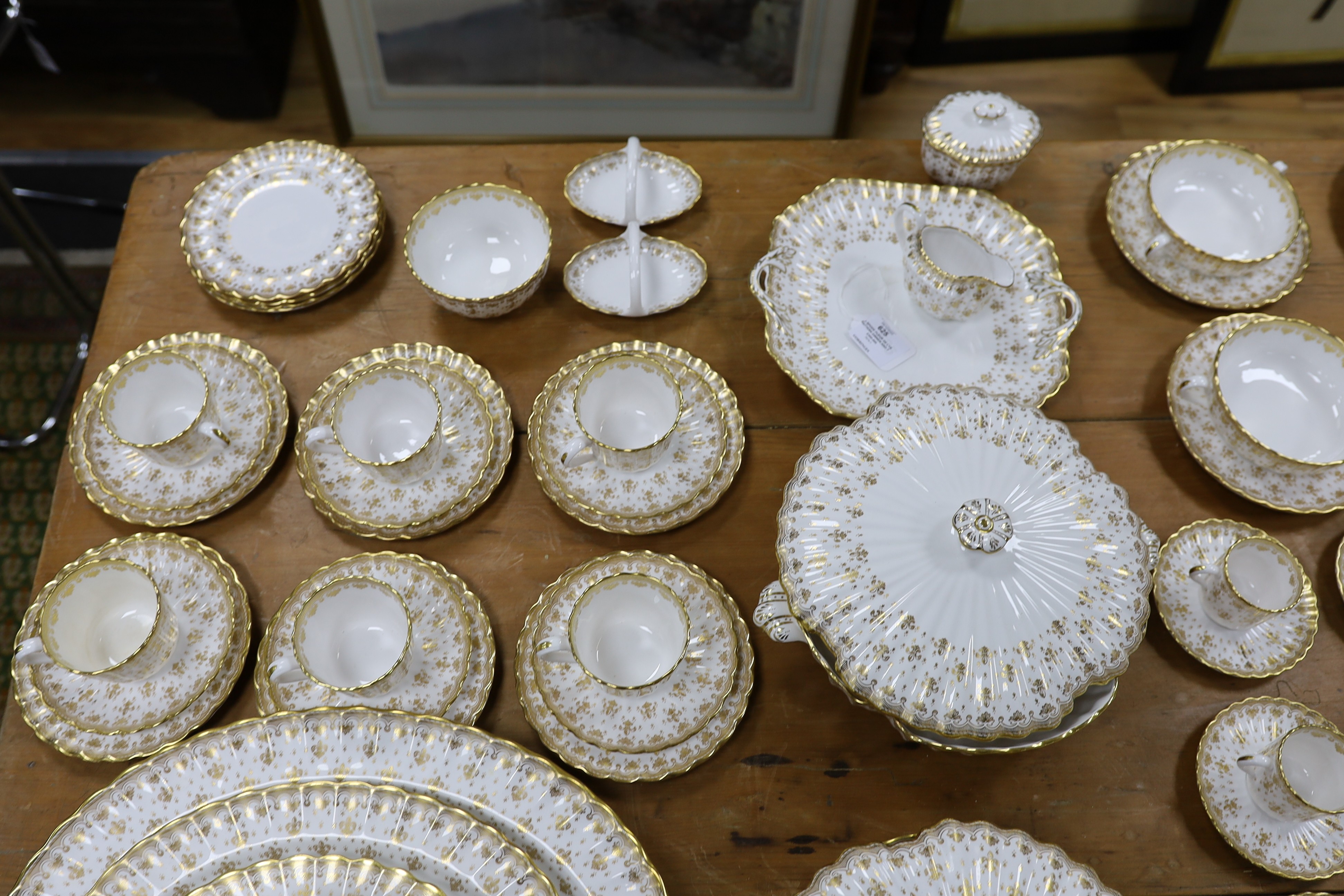 A Spode fleur de lys pattern dinner and tea service